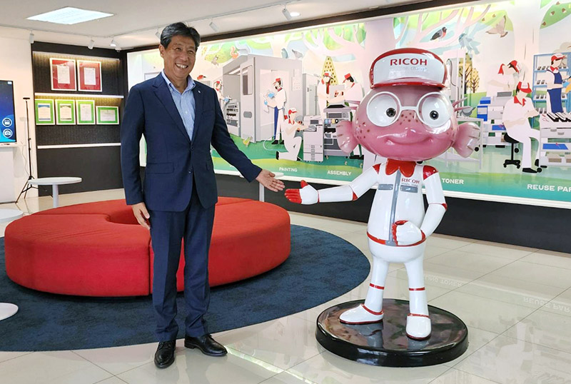 Joji posing with the Ricoh ELC mascot