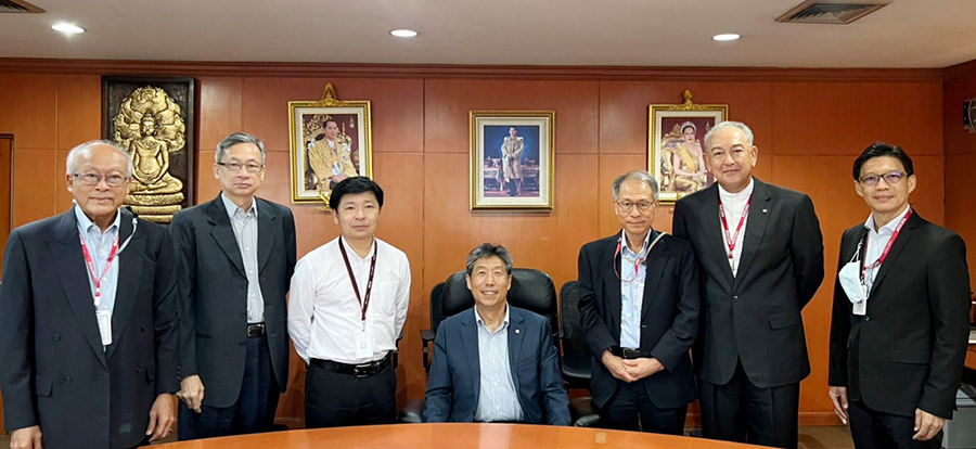 With the RTH management team: (L-R) Wiwat Lertwatanasak, Srikrung Charoengonvijit, Pornchai Waura-angkura, Joji Tokunaga, Kovit Suvanit, Julian J.L. Fryett, Boonchai Choonhakamolrak.